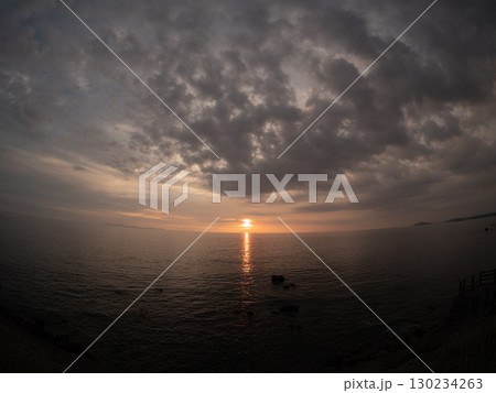 東シナ海に沈む夕陽 130234263