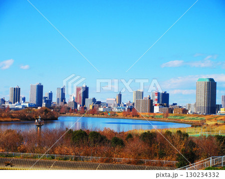 東京都足立区の都市農業公園付近から見た埼玉県川口市方面のビル群の風景 東京都足立区の都市農業公園付近から見た埼玉県川口市方面のビル群の風景 130234332