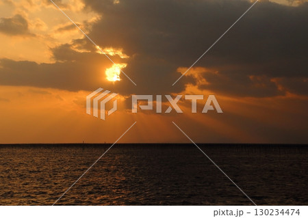 大牟田市　有明海　海苔畑　大晦日の夕暮れ、 130234474