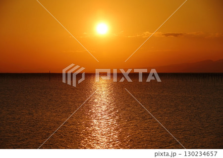 大牟田市　有明海　海苔畑　元旦の夕暮れ、 130234657