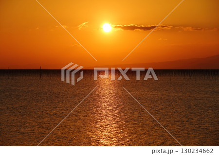 大牟田市　有明海　海苔畑　元旦の夕暮れ、 130234662