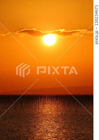 大牟田市 有明海 海苔畑 元旦の夕暮れ、 大牟田市 有明海 海苔畑 元旦の夕暮れ、 130234671