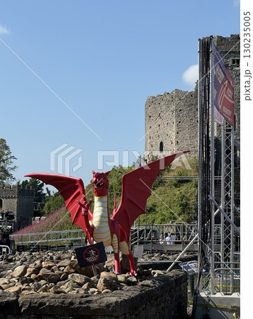 カーディフ城とドラゴン 130235005