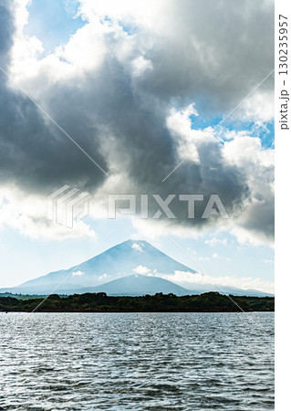 精進湖から望む子抱き富士 精進湖から望む子抱き富士 130235957