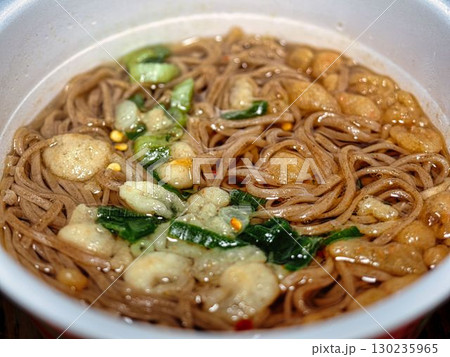 カップそばのクローズアップ 130235965