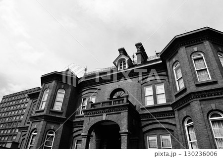 レンガ積みが華やかな「北海道庁赤れんが庁舎」白黒 レンガ積みが華やかな「北海道庁赤れんが庁舎」白黒 130236006