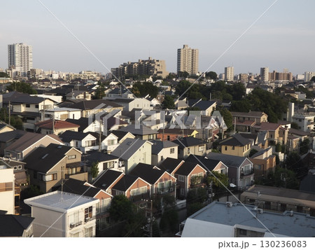 東京の高級住宅街と高層マンション 130236083
