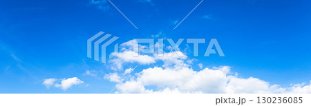 青空と雲のシンプルな風景 130236085