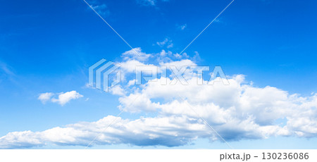 青空と雲のシンプルな風景 130236086