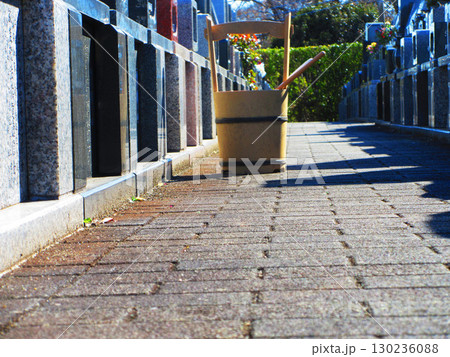 手桶がある墓地の風景 130236088