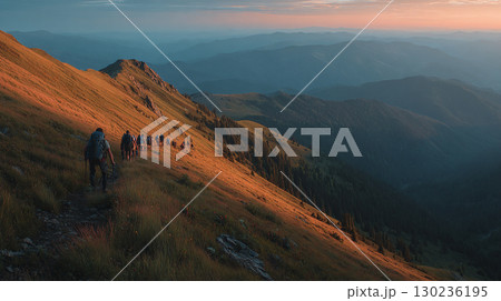 壮大な夕焼けの山並みと登山者 壮大な夕焼けの山並みと登山者 130236195