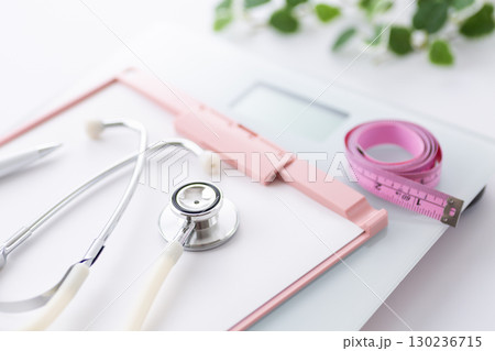 ヘルスメーター（体重計）とスケール 130236715