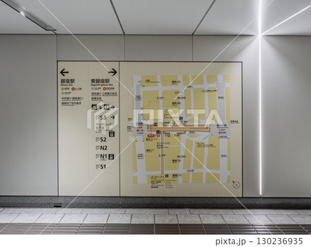 都心の地下連絡通路に掲示された地下鉄駅と出口の案内版 都心の地下連絡通路に掲示された地下鉄駅と出口の案内版 130236935