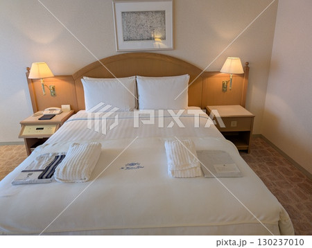 クルーズ船の室内ベットルーム クルーズ船の室内ベットルーム 130237010