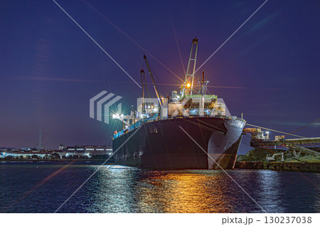 亀崎港に停泊する大型貨物船 130237038