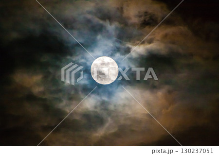 雲間に光る満月 雲間に光る満月 130237051