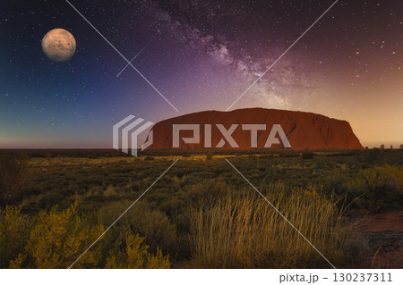 美しいエアーズロックの夜景 130237311