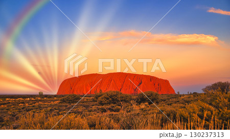 美しいエアーズロックの夕景 130237313