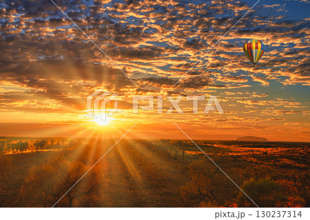 美しいエアーズロックの夕景 130237314