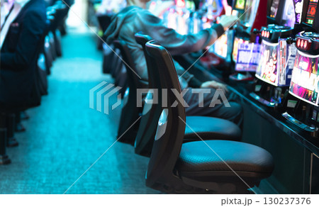 スロットマシンを遊戯する人々 130237376