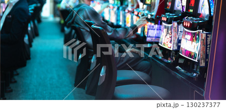 スロットマシンを遊戯する人々 130237377