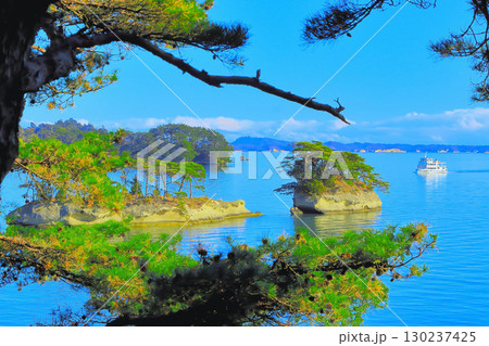 爽やかな青空と松島・雄島から眺望する松島湾 爽やかな青空と松島・雄島から眺望する松島湾 130237425