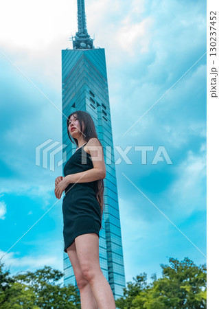 夏の福岡タワーと若い女性 夏の福岡タワーと若い女性 130237452