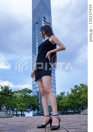 夏の福岡タワーと若い女性 130237454