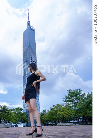 夏の福岡タワーと若い女性 夏の福岡タワーと若い女性 130237455