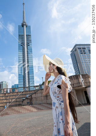 夏の福岡タワーと若い女性 夏の福岡タワーと若い女性 130237456