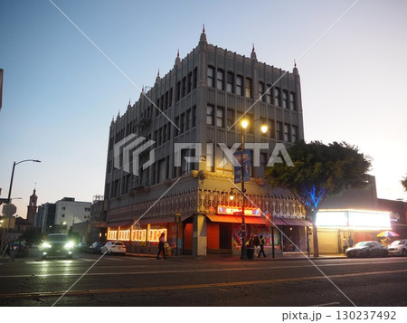 青空に映えるハリウッド大通りの街並み 130237492