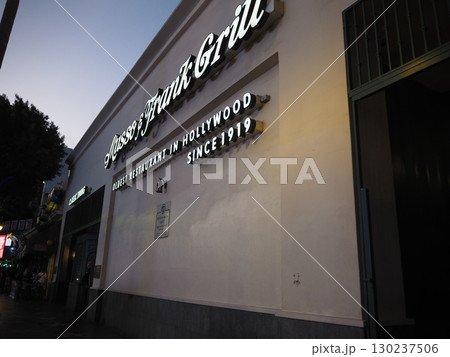 青空に映えるハリウッド大通りの街並み 130237506