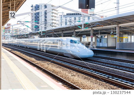 新幹線のホーム（西明石駅） 130237544