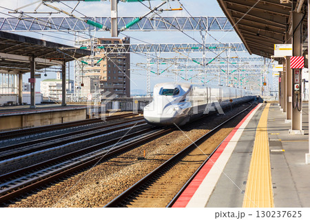 新幹線のホーム（西明石駅） 130237625