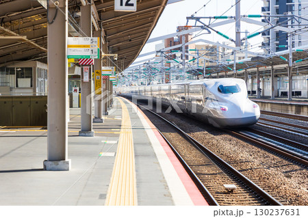 新幹線のホーム（西明石駅） 130237631