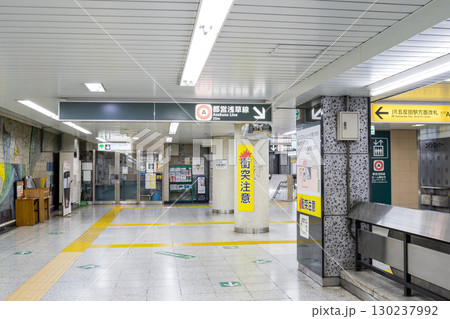 【都営浅草線】早朝の五反田駅構内 130237992
