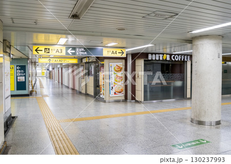 【都営浅草線】早朝の五反田駅出入口 130237993