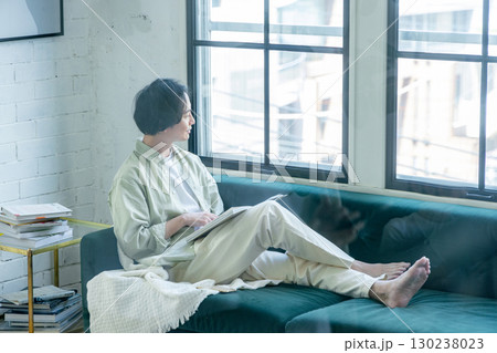 おしゃれな家に住む男性 130238023