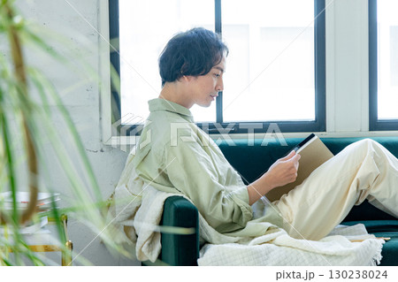 おしゃれな家に住む男性 130238024