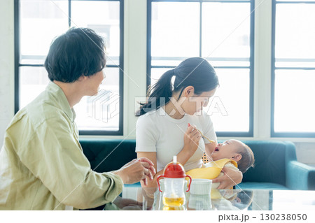 離乳食を食べる赤ちゃん 130238050