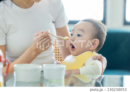 離乳食を食べる赤ちゃん 130238053