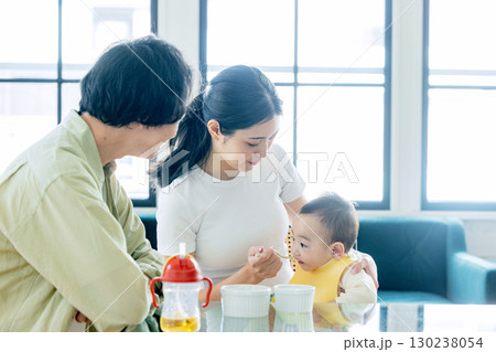 離乳食を食べる赤ちゃん 130238054