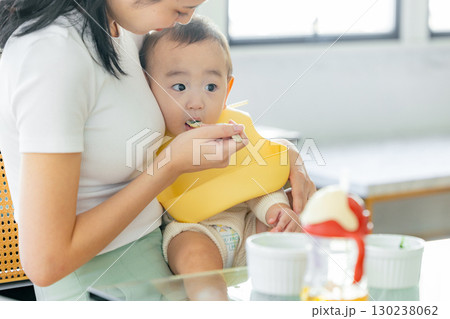 離乳食を食べる赤ちゃん 離乳食を食べる赤ちゃん 130238062