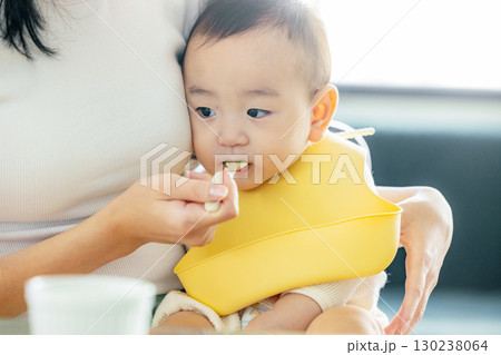離乳食を食べる赤ちゃん 130238064