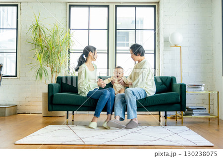 リビングでくつろぐ若い夫婦 130238075