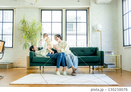 リビングでくつろぐ若い夫婦 リビングでくつろぐ若い夫婦 130238076
