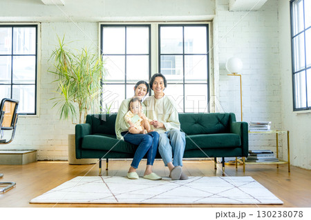 リビングでくつろぐ若い夫婦 リビングでくつろぐ若い夫婦 130238078