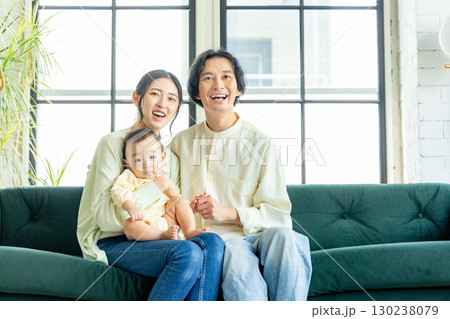 リビングでくつろぐ若い夫婦 130238079