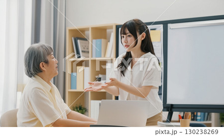 高齢者と若い女性 130238269
