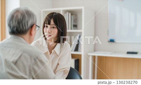 高齢者と若い女性 130238270